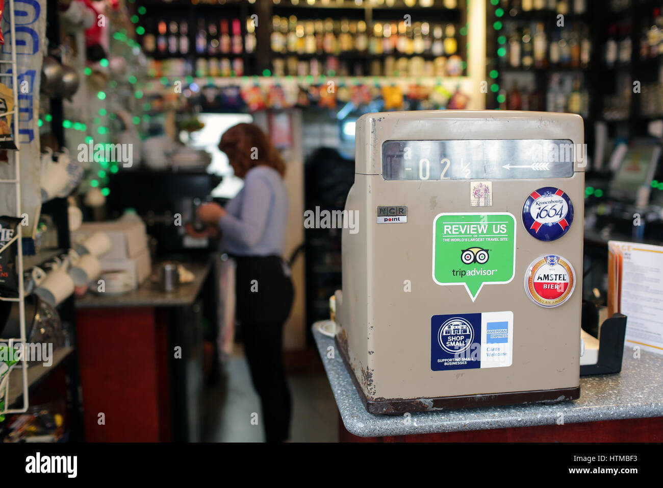 Retro Vintage Kasse in einer bar Stockfoto