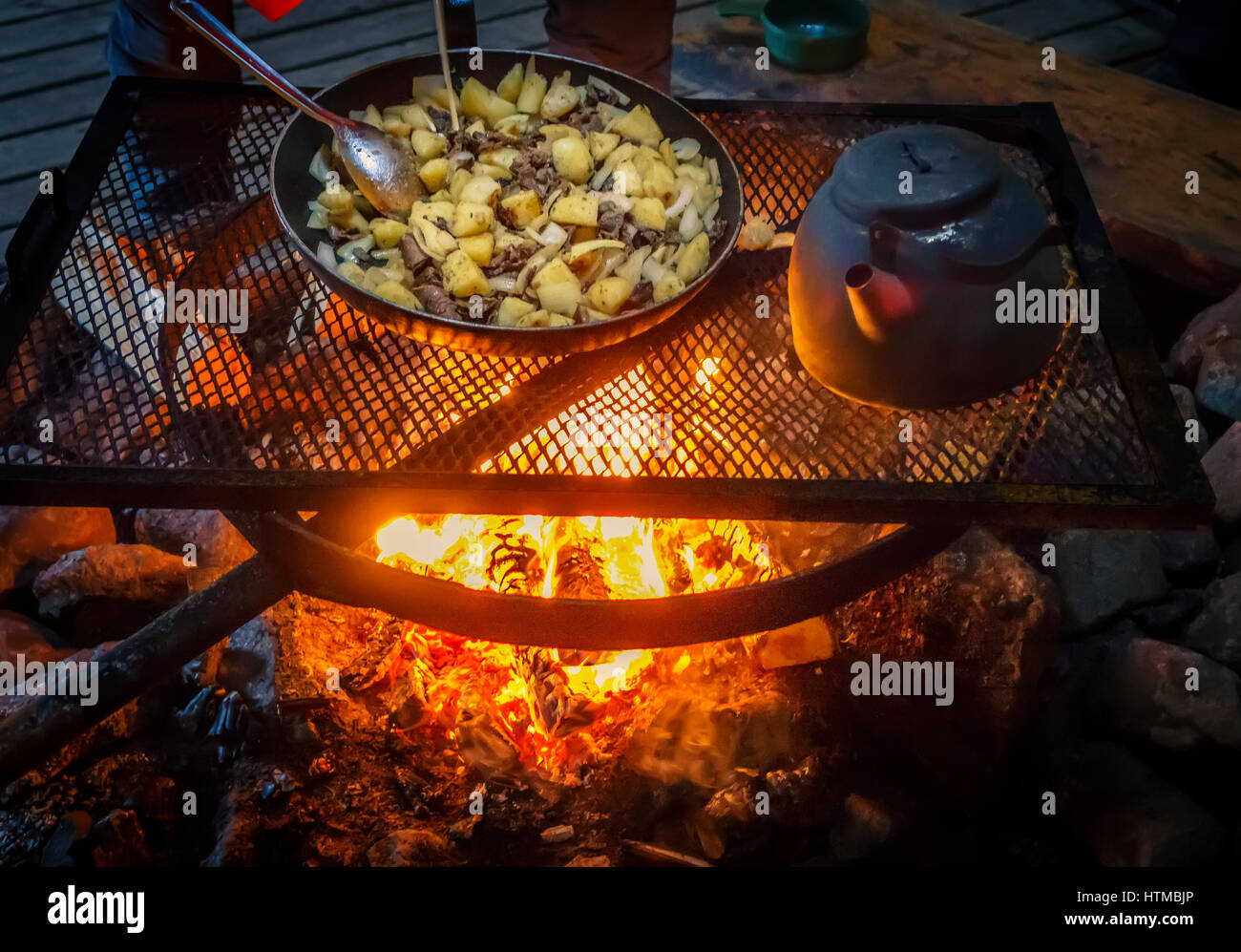 Kochen Fleisch und Kartoffeln auf einer Capmfire, Lappland Schweden Stockfoto