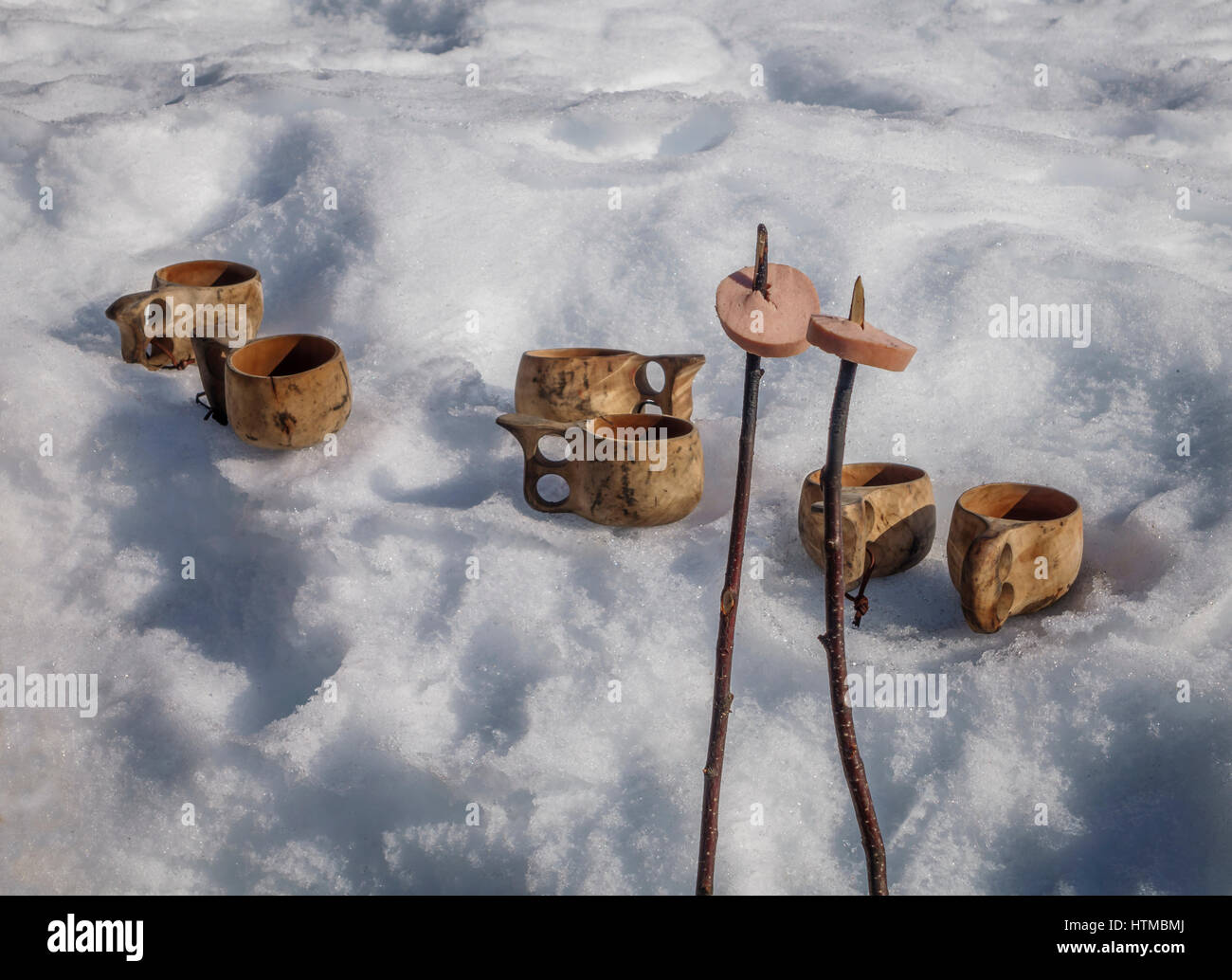 Im Freien serviert traditionelle Rentier-Wurst mit einem heißen Getränk in Handarbeit aus Holz Schalen, Lappland Gästehaus in Kangos, Lappland, Schweden Stockfoto