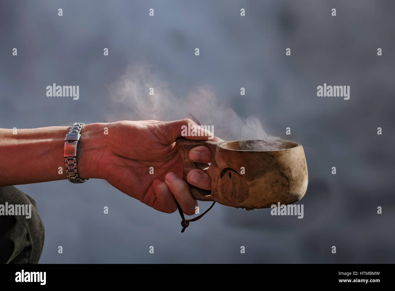 Heißes Getränk serviert in Handarbeit aus Holz Schalen, Lappland Gästehaus in Kangos, Lappland, Schweden Stockfoto