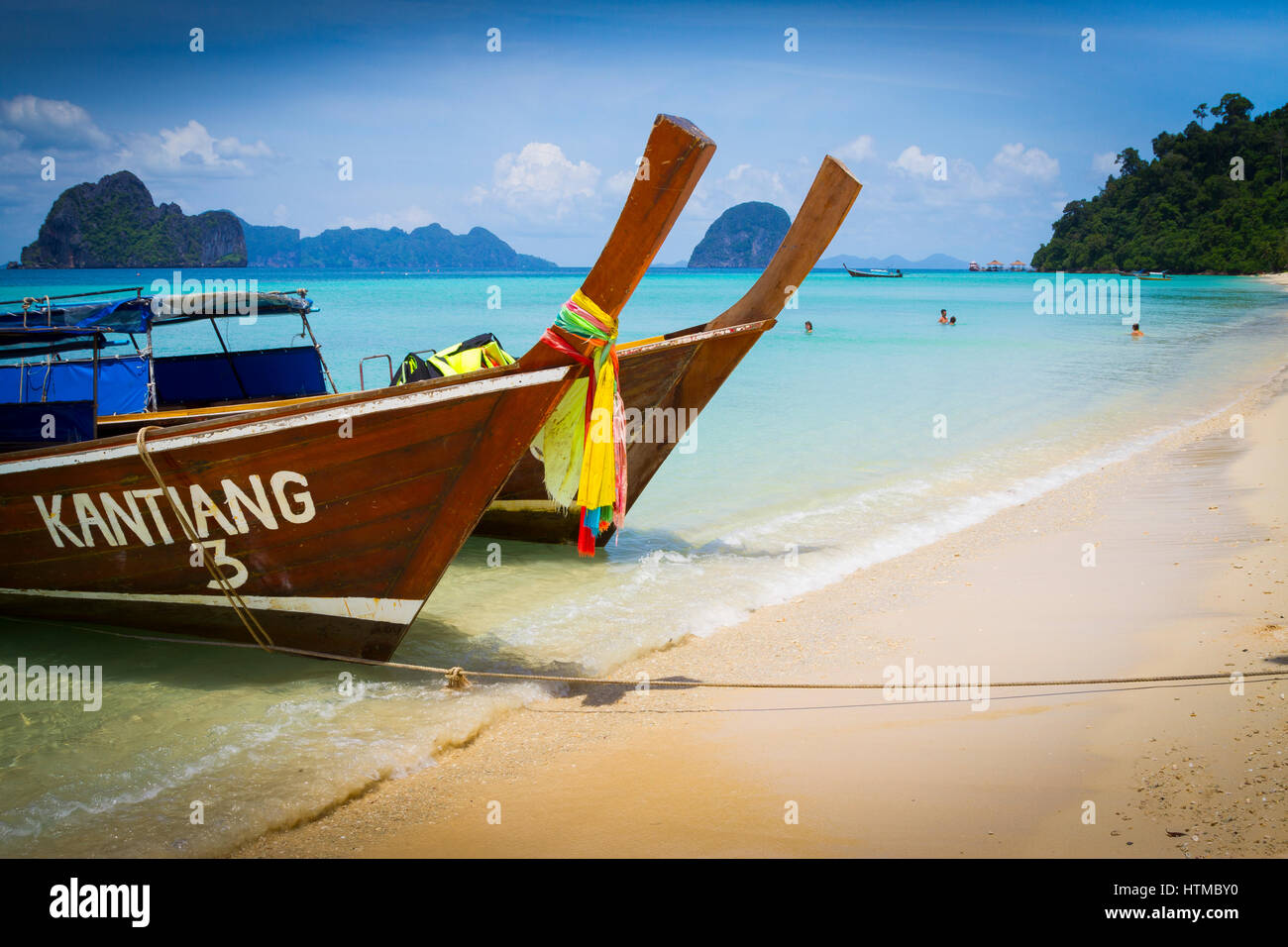 Boote am Strand. Insel Koh Ngai. Trang Inseln. Provinz Krabi, Thailand Stockfoto