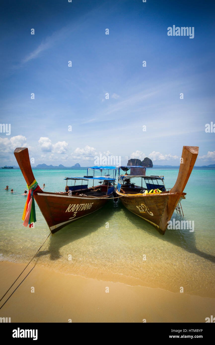 Boote am Strand. Insel Koh Ngai. Trang Inseln. Provinz Krabi, Thailand Stockfoto