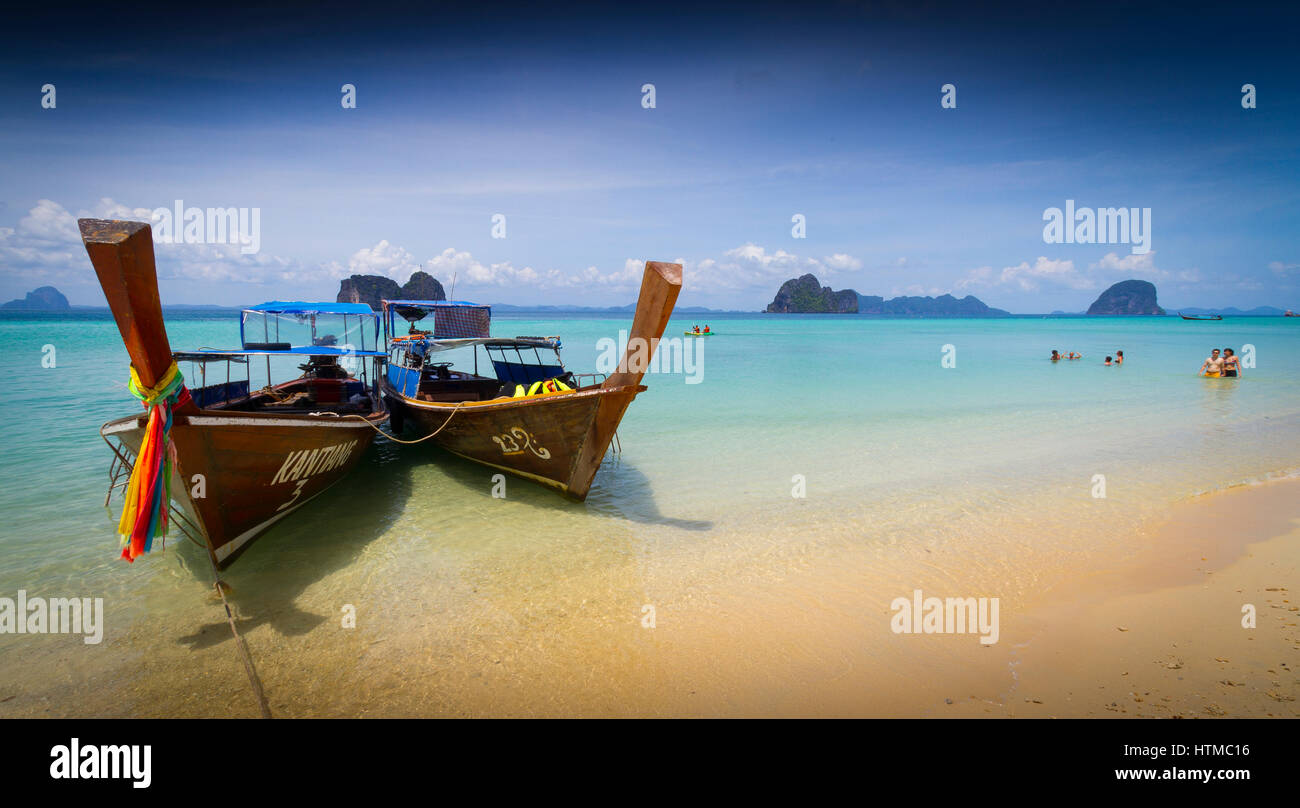 Boote am Strand. Insel Koh Ngai. Trang Inseln. Provinz Krabi, Thailand Stockfoto