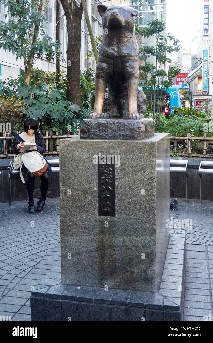 Hachiko Memorial Bronzestatue am Hachiko Square, Shibuya Bahnhof Tokio. Stockfoto