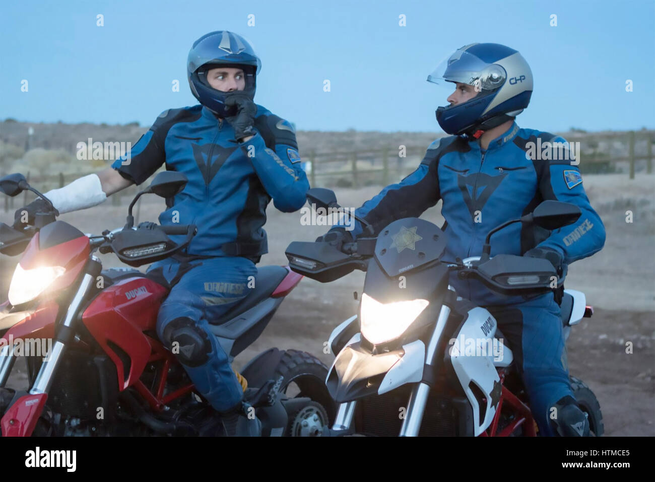CHIPS 2016 Warner Bros Film mit Michael Peña auf der rechten Seite und Dax Shepard Stockfoto