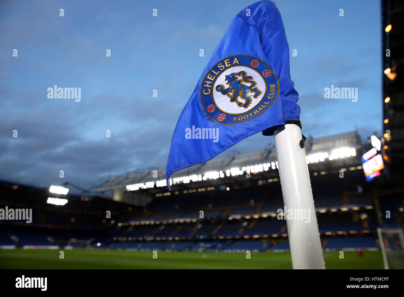 Ein Blick auf eine Eckfahne bevor die Emirates FA Cup, letzte Quartal an der Stamford Bridge, London entsprechen. Stockfoto