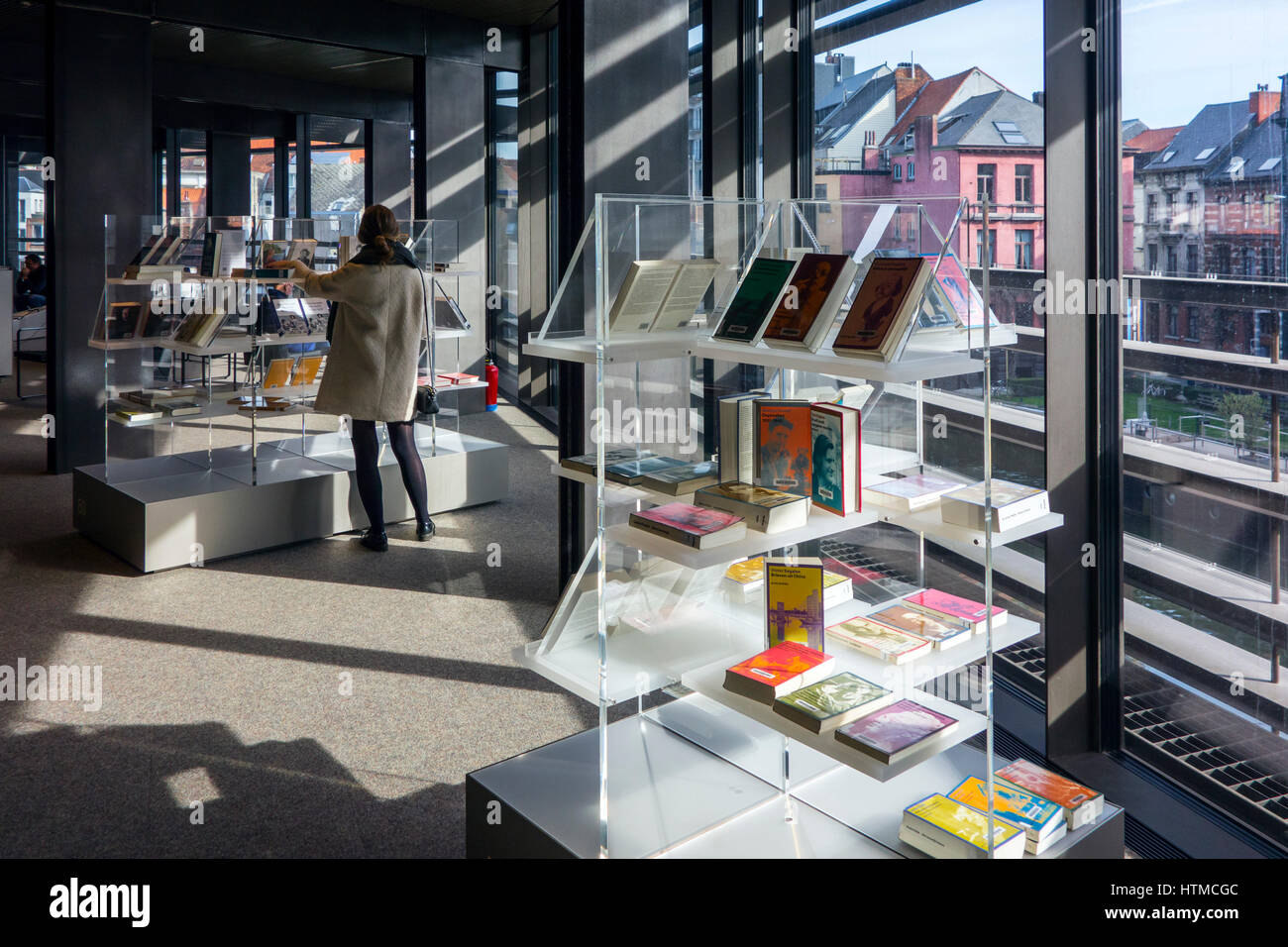 Bücher auf dem Display in De Krook, neue öffentliche Bibliothek in der Stadt von Gent, Ost-Flandern, Belgien Stockfoto