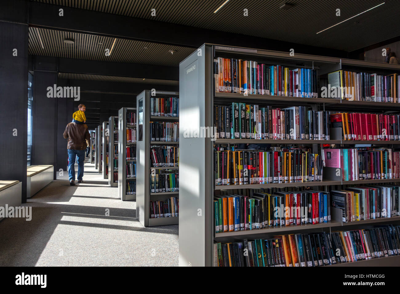 Bücherreihen in Bücherregalen an De Krook, neue öffentliche Bibliothek in der Stadt von Gent, Ost-Flandern, Belgien Stockfoto