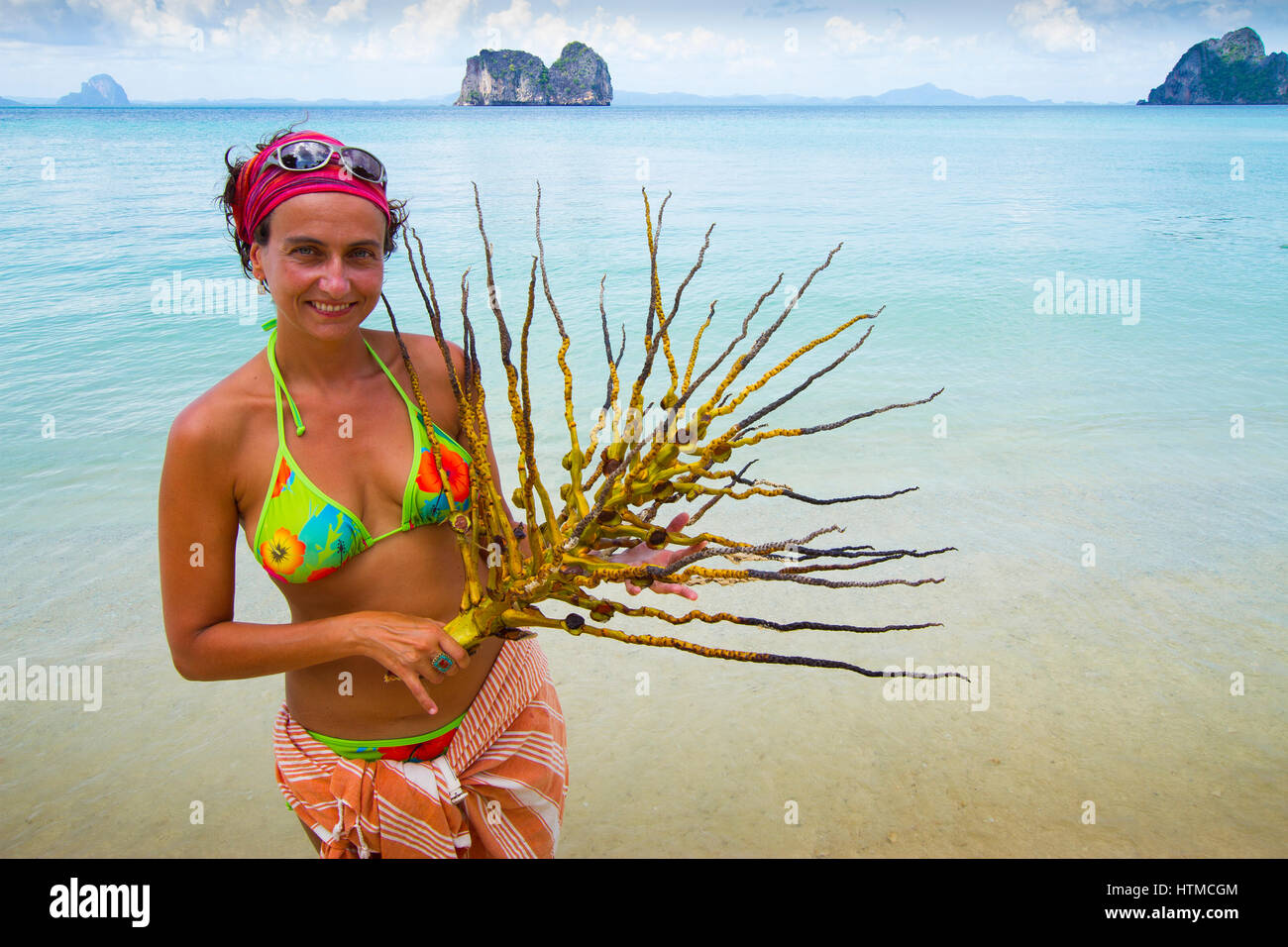 Touristen am Strand. Insel Koh Ngai. Trang Inseln. Provinz Krabi, Thailand Stockfoto