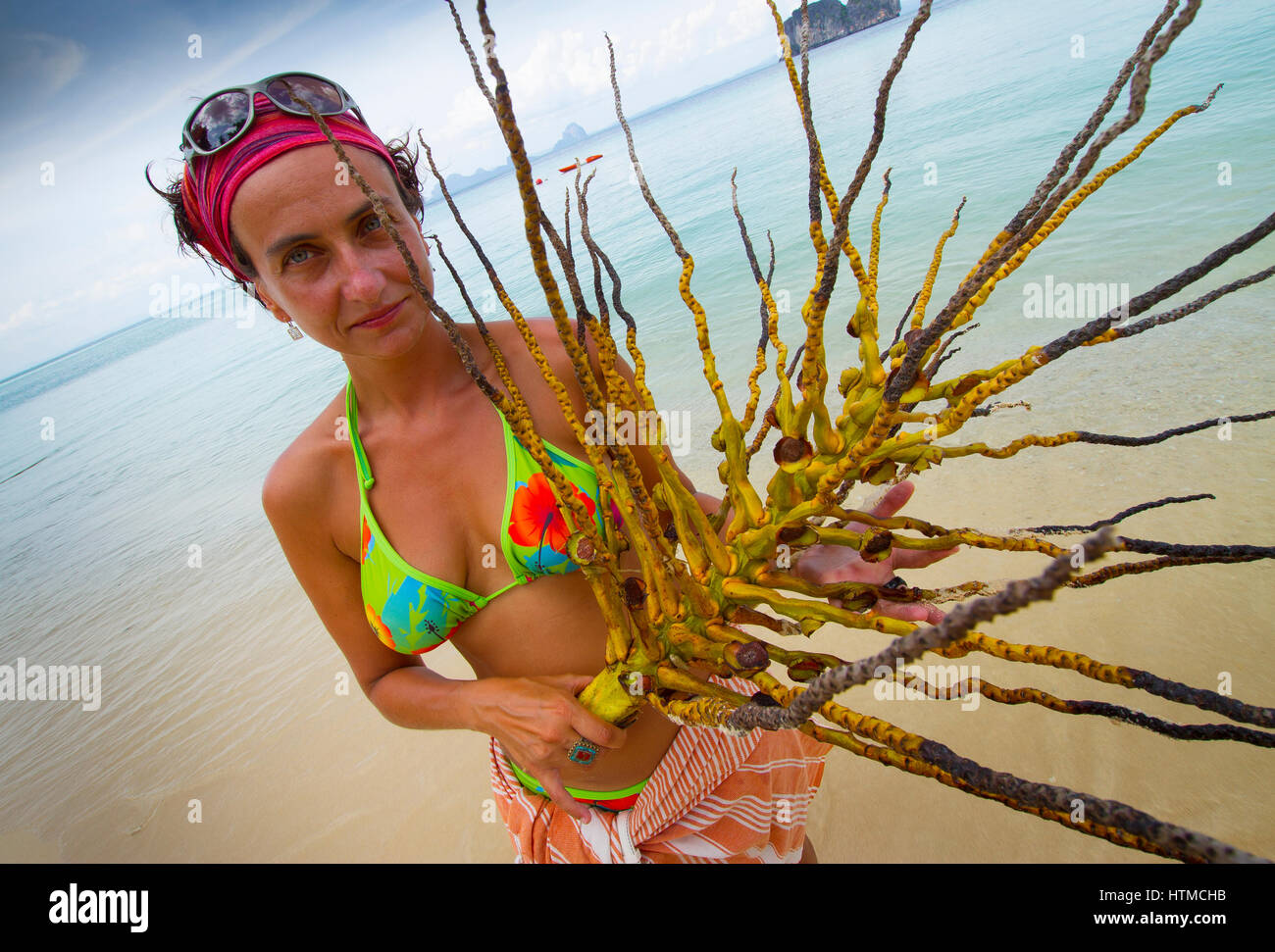 Touristen am Strand. Insel Koh Ngai. Trang Inseln. Provinz Krabi, Thailand Stockfoto