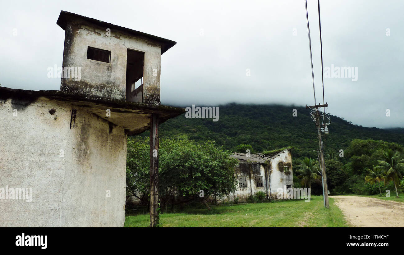 Verlassene Gefängnis in Dios Rios auf der Insel Ilha Grande in Costa Verde, Brasilien. Stockfoto