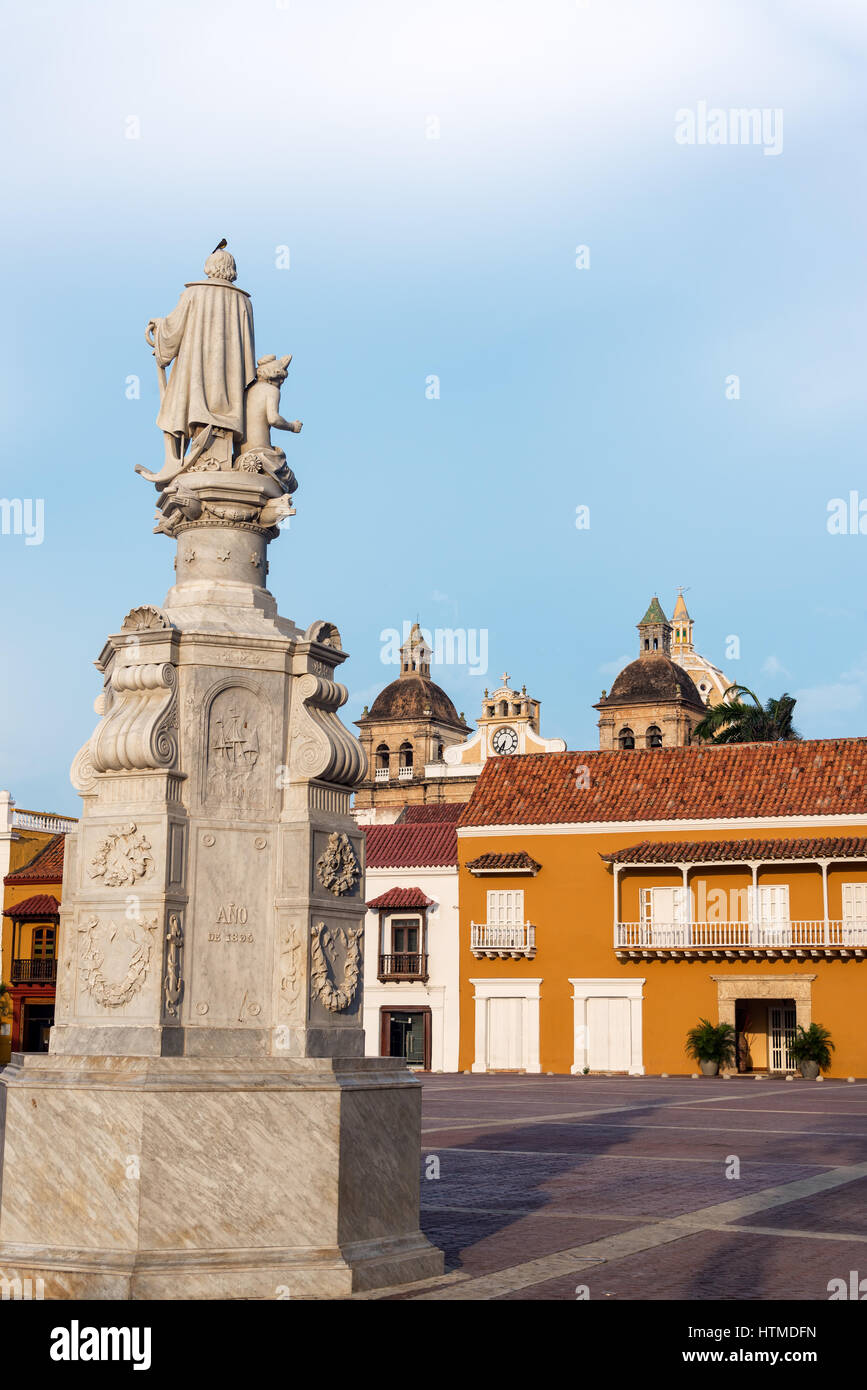 Vertikale Blick auf Plaza Aduana in Cartagena/Kolumbien mit Kirche San Pedro Claver im Hintergrund Stockfoto