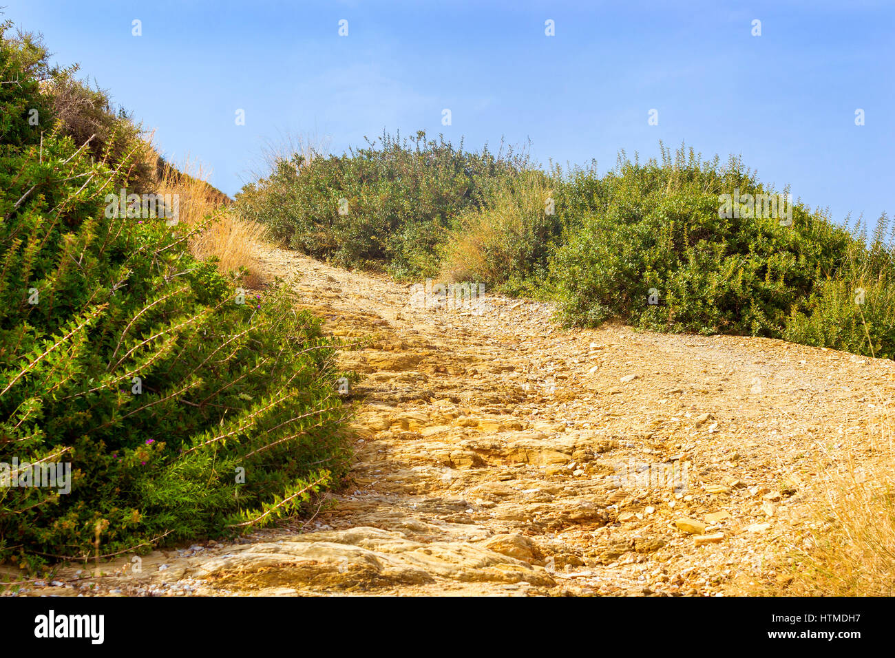 Steinlehrpfad in Berg, gefährlichen Weg zum Seitenanfang Stein Erdrutsche. Dichten grüne Büschen wachsen auf den Berg-Schiefer-Felsen. Touristischen Badeort in villa Stockfoto