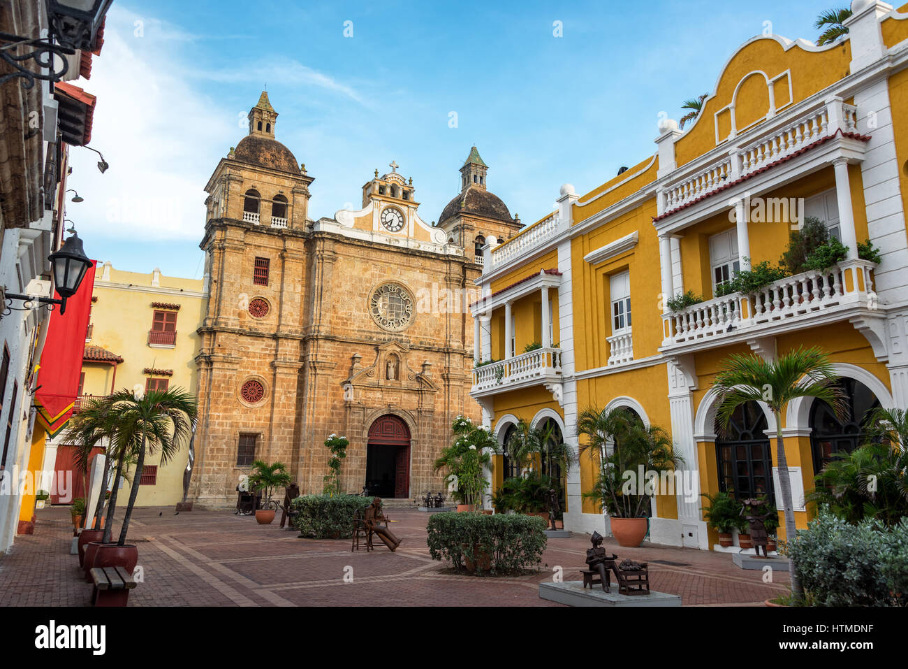 Schöne Aussicht auf die historische Kirche und koloniale Architektur in Cartagena, Kolumbien Stockfoto