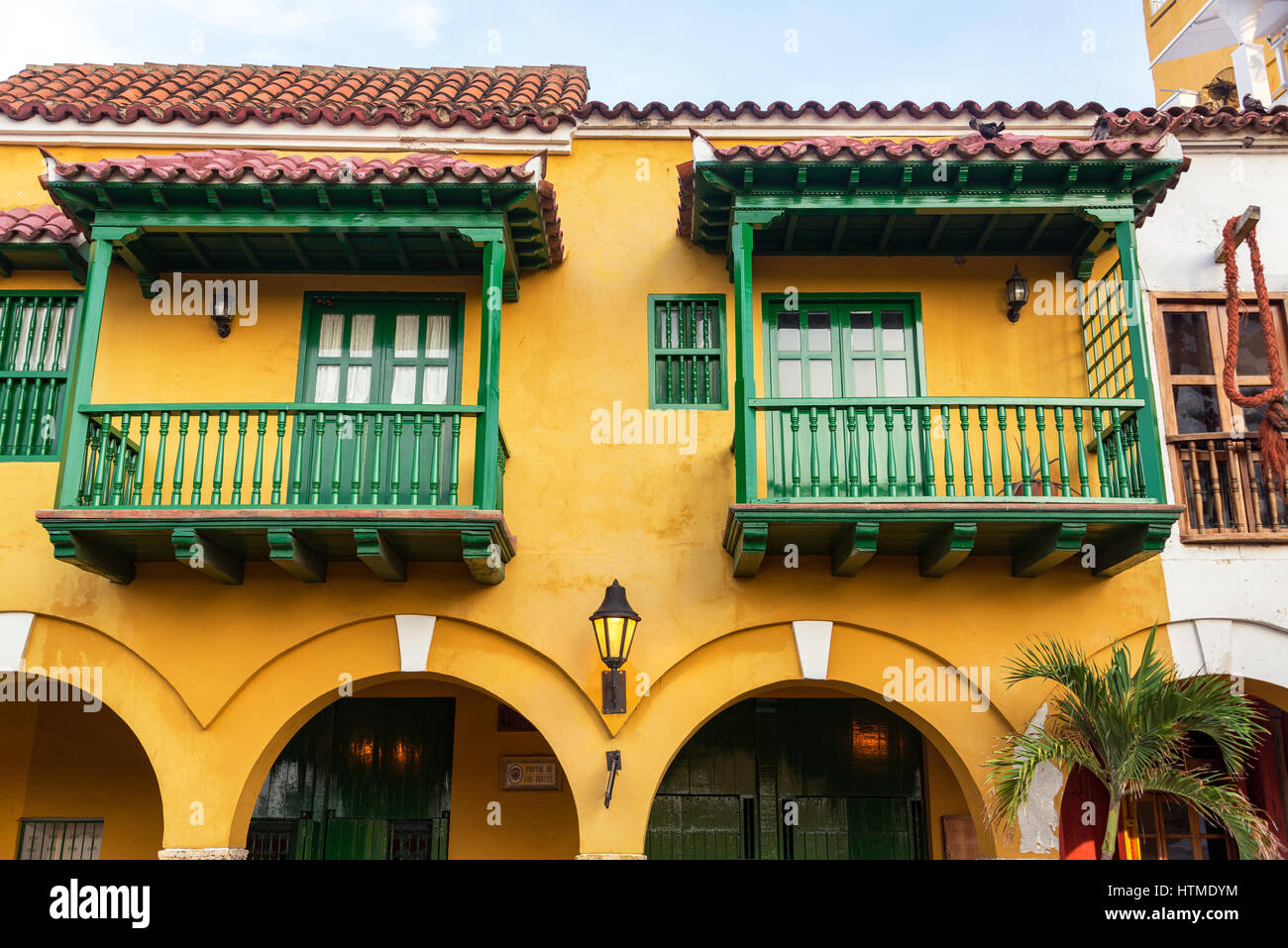 Schöne gelbe und grüne Kolonialarchitektur in Cartagena, Kolumbien Stockfoto