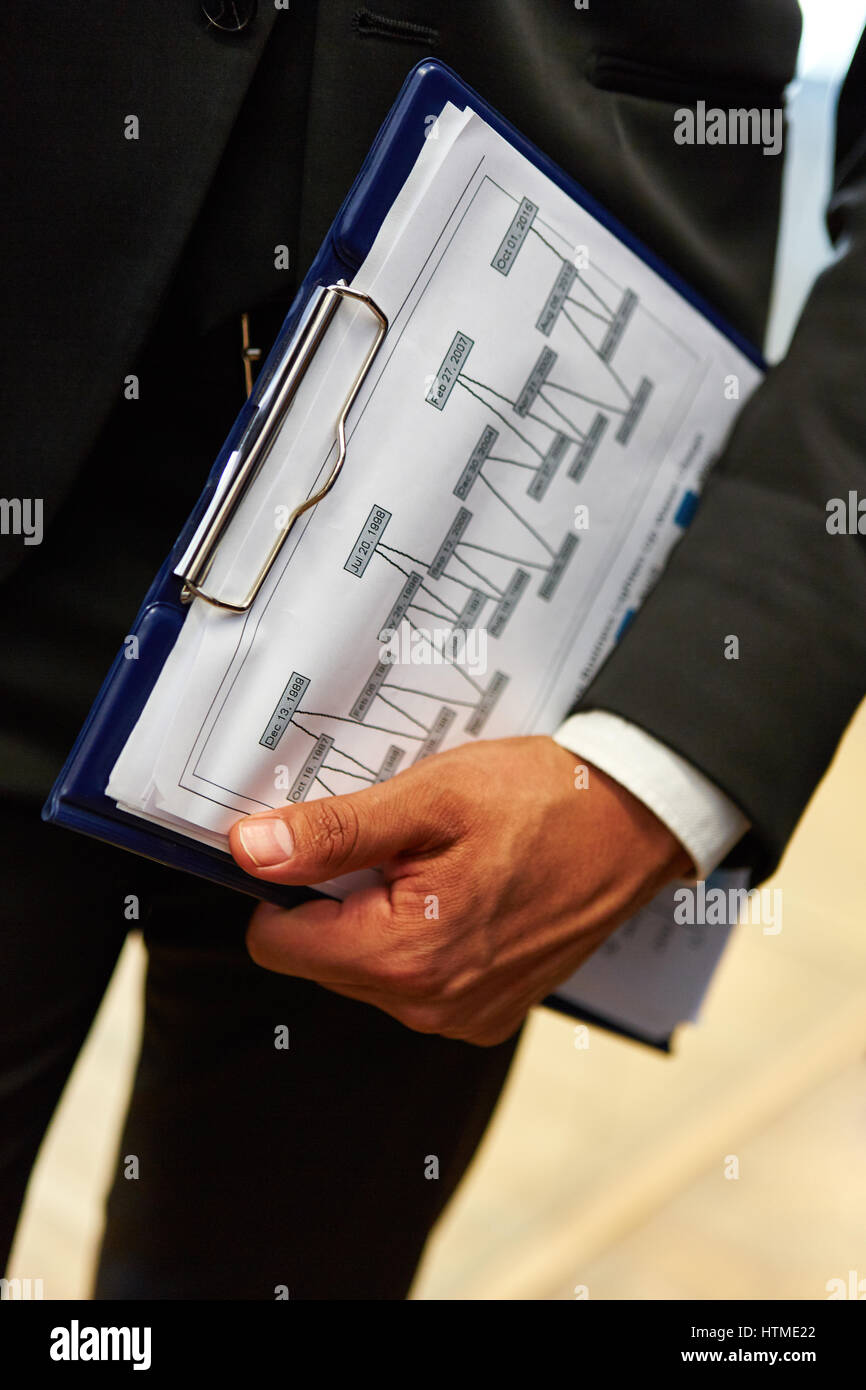 Grafik in Zwischenablage bei Unternehmensberatung treffen für Organisation Stockfoto