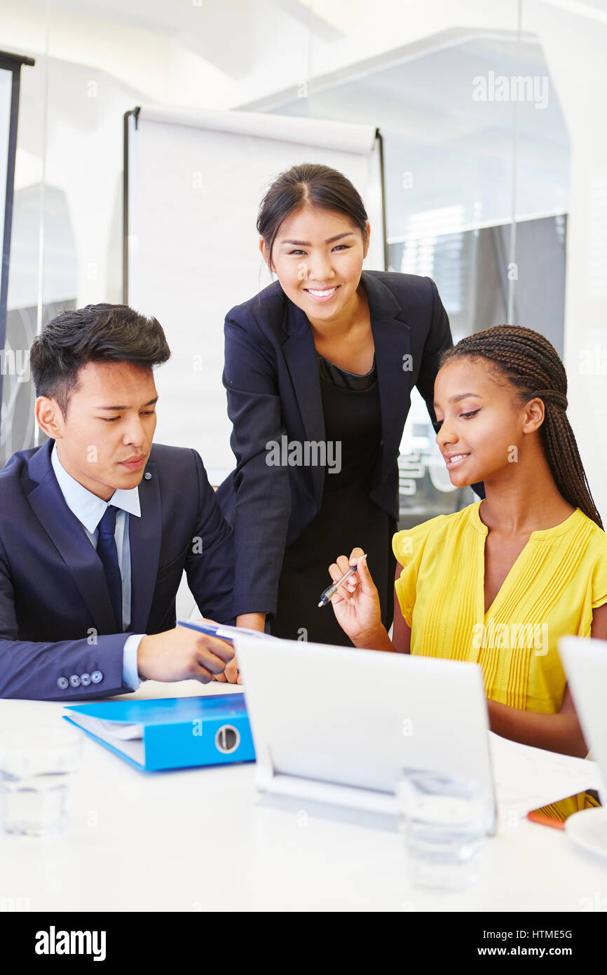 Interracial Business-Team gemeinsam in treffen Stockfoto