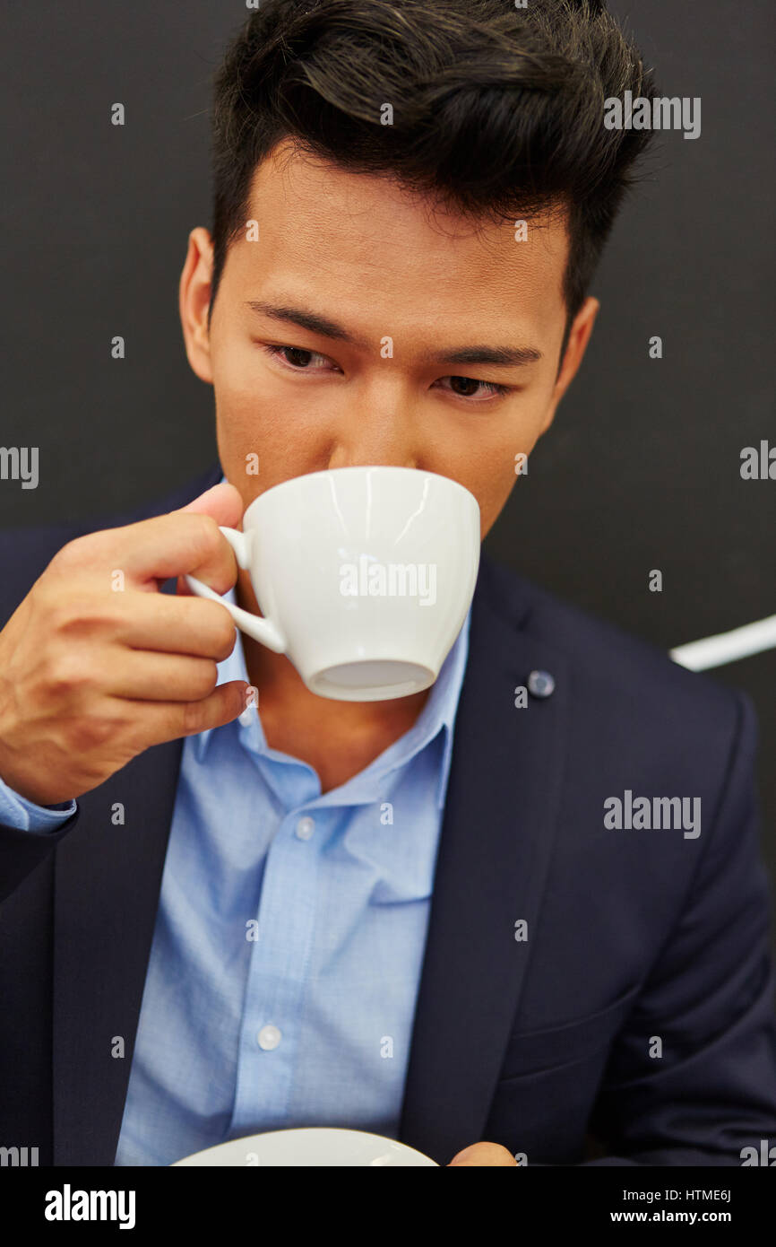 Mann trinkt Kaffee während seiner Pause für Genuss und zur Erfrischung Stockfoto