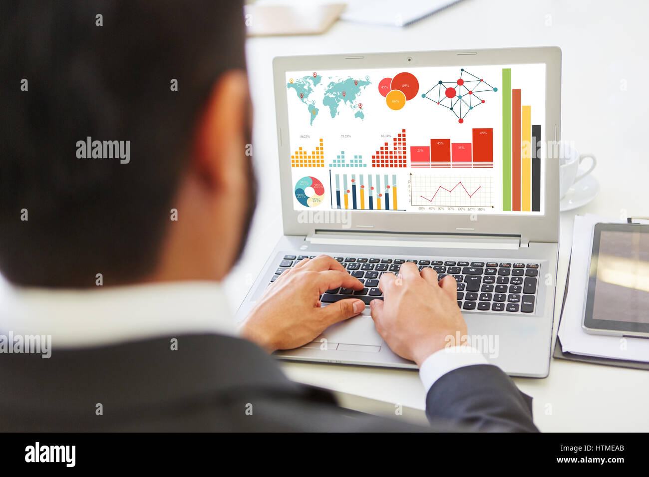 Infografik mit vielen Statistik Graphcs auf Laptop-Computer-Bildschirm Stockfoto