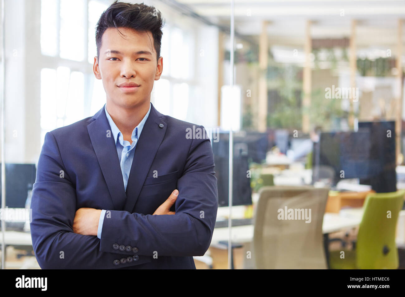 Asiatischer Mann als selbst überzeugt Manager Berater Stockfoto