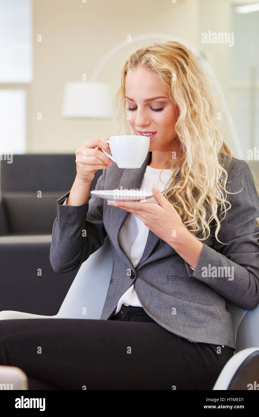 Geschäftsfrau, Pause und tranken Kaffee im Büro Stockfoto