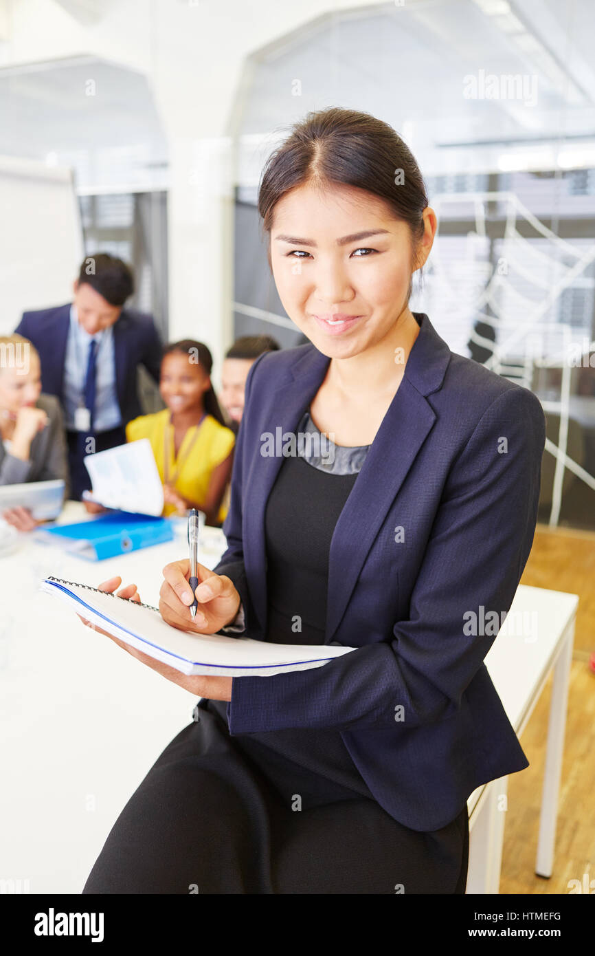 Asiatische Geschäftsfrau mit Team in der Beratung treffen Stockfoto