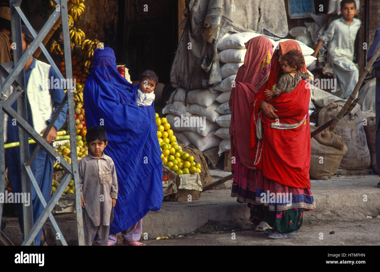 Frauen mit Burkas in Peshawar, pakistan Stockfoto