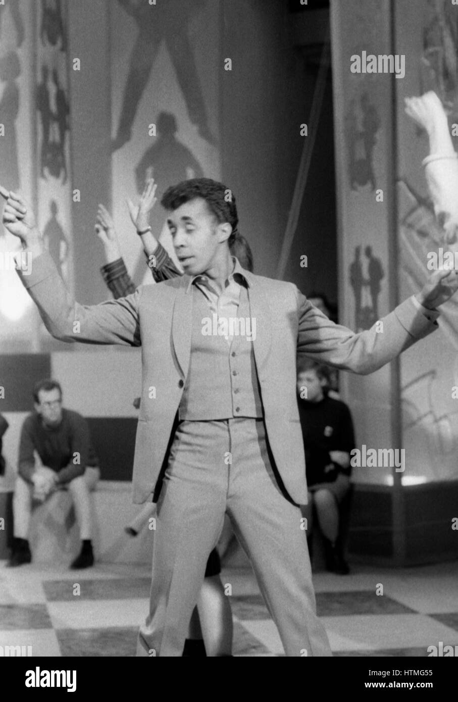 US-amerikanischer Tänzer und Choreograf Jay Norman am Set von der französischen TV-Show "Âge Tendre et Tête de Bois im Januar 1964. Stockfoto