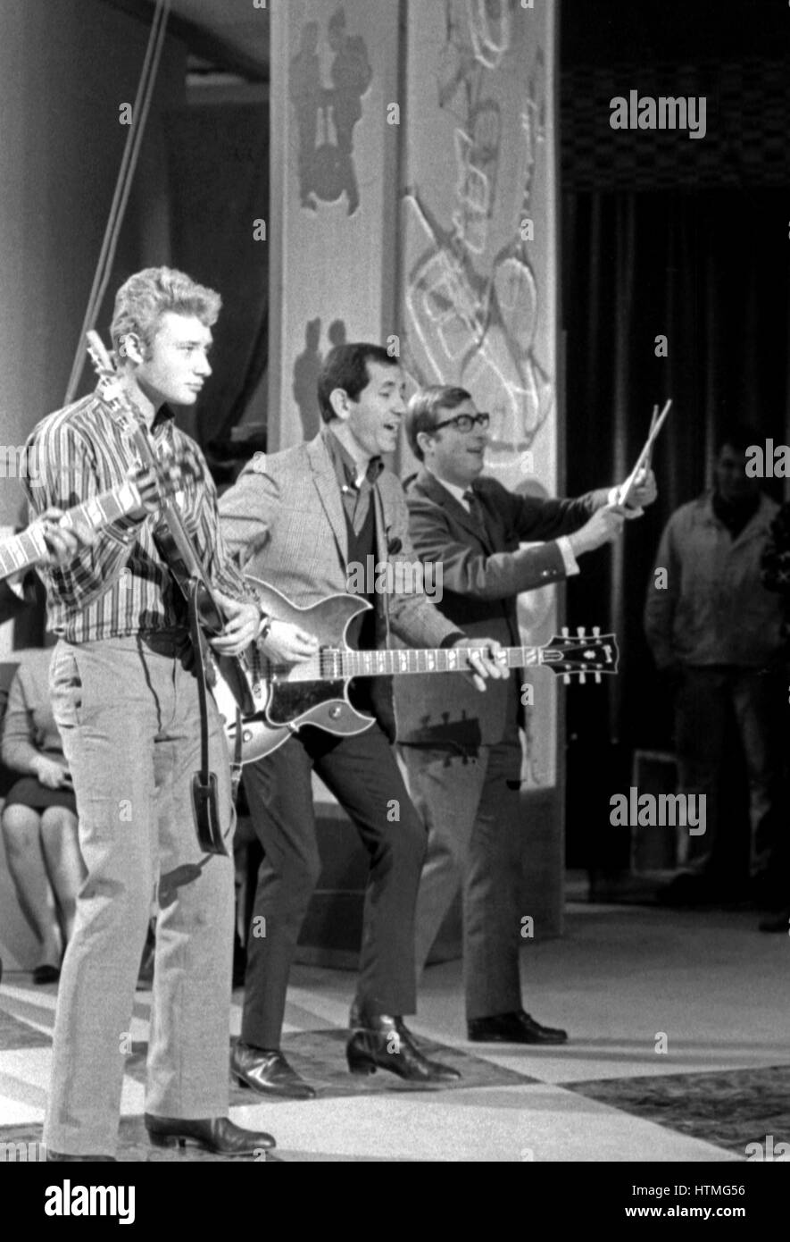 Johnny Hallyday, Trini Lopez und Henri Tisot Auftritt in der französischen TV-Show "Âge Tendre et Tête de Bois', im Januar 1964. Stockfoto