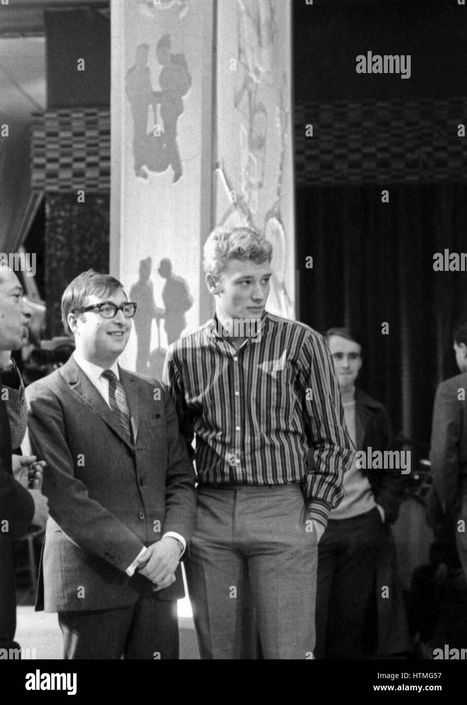 Johnny Hallyday und Henri Tisot (Henri Salvador auf der linken Seite) in der französischen TV-Show "Âge Tendre et Tête de Bois', im Januar 1964. Stockfoto