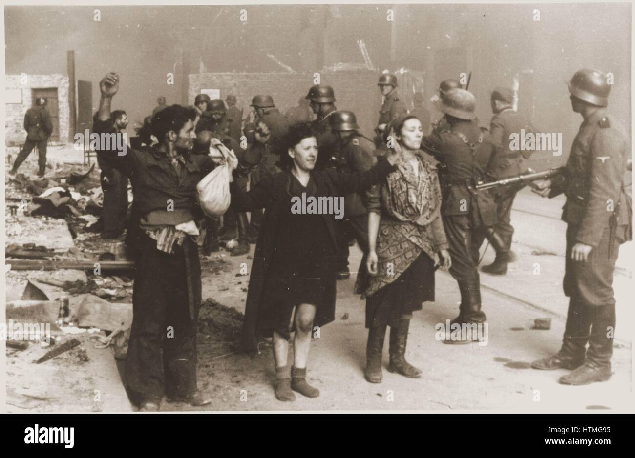 Deutsche Nazi-SS-Truppen bewachen Mitglieder des jüdischen Widerstands erfasst bei der Niederschlagung des Aufstands im Jahr 1943 im Warschauer Ghetto. Etwa 13.000 Juden starben während des Aufstands. Die meisten der restlichen 50.000 Bewohner des Ghettos wurden gefangen genommen und geschickt Stockfoto