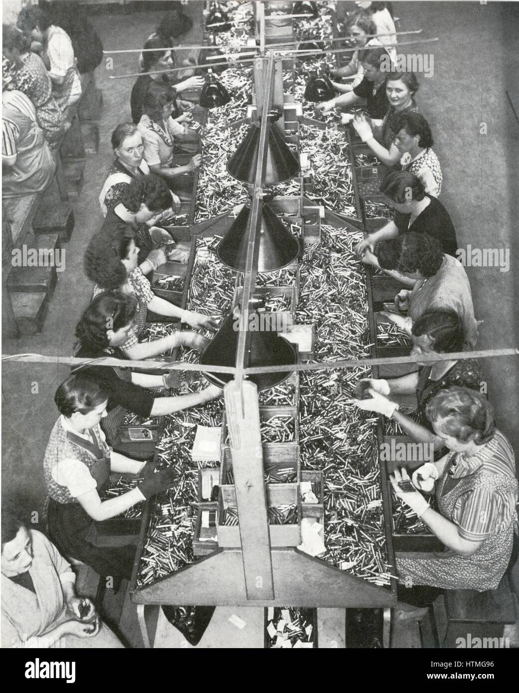 Deutsche Frauen arbeiten in einem Krieg Produktionseinheit in Deutschland ca. 1942. Stockfoto