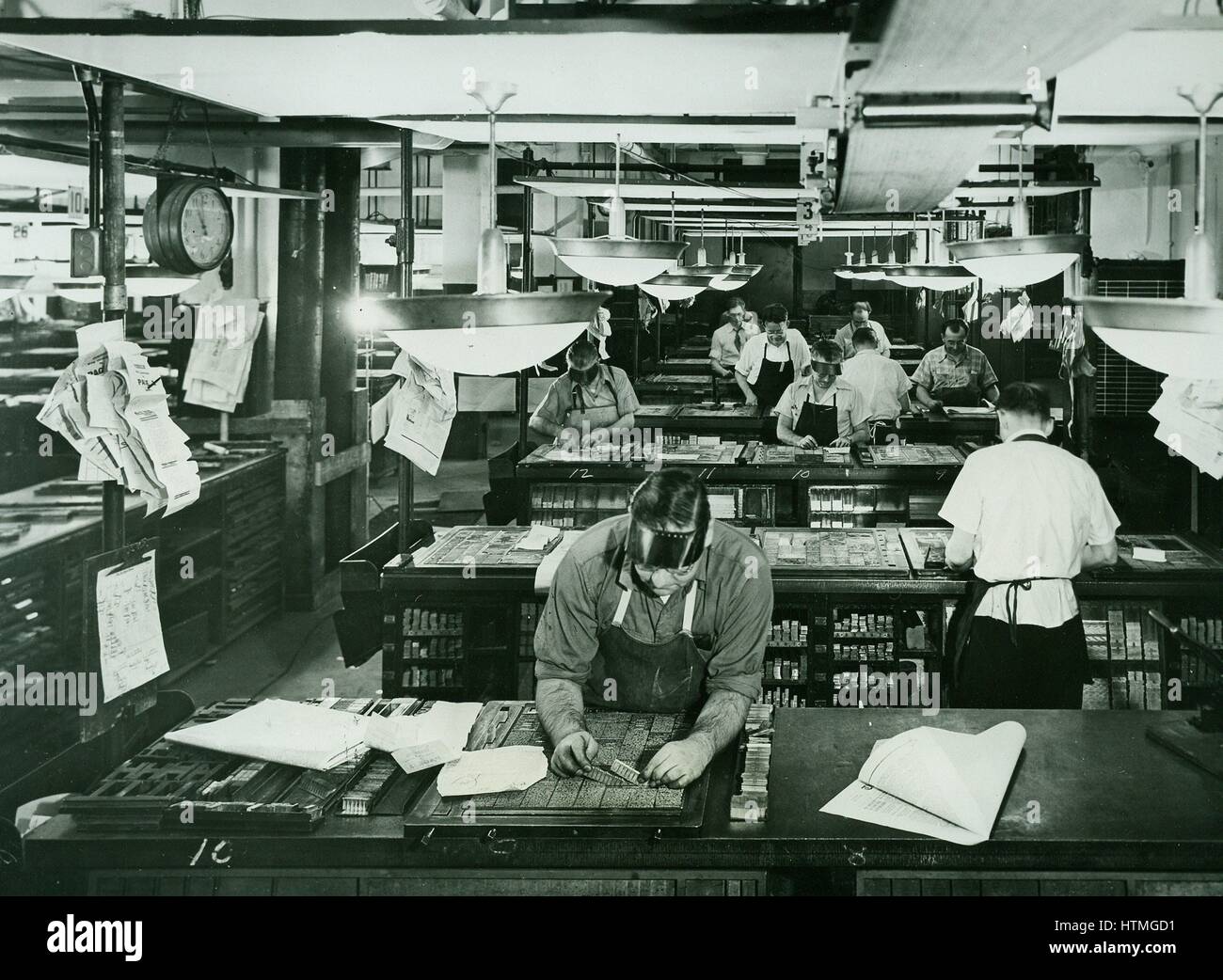 Setzern set Metall Schriftbilder in einer Zeitung Zusammensetzung Zimmer. Ca. 1945 Stockfoto
