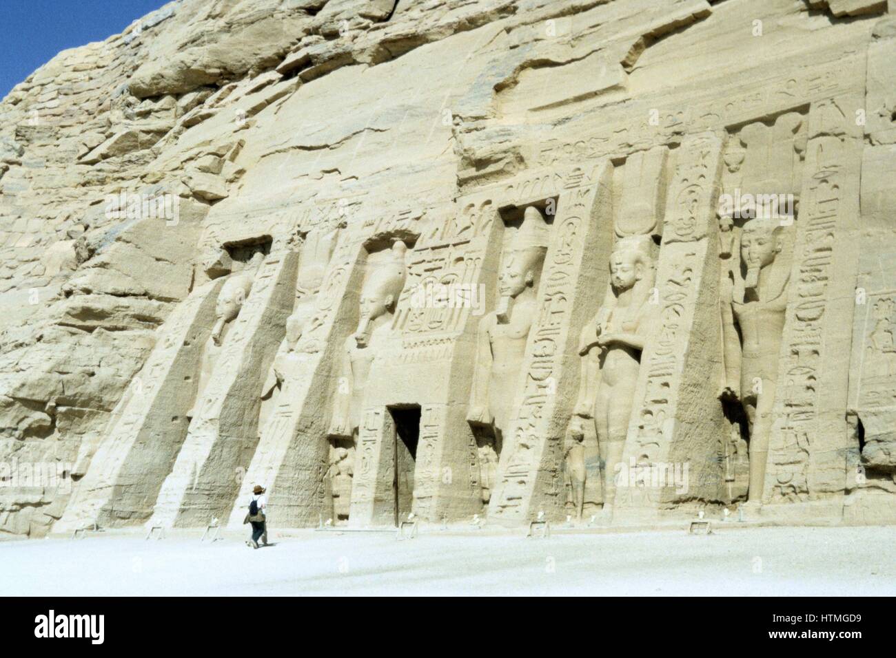 Tempel der Hathor, Abu Simbel, Assuan, Ägypten. Hathor war die Frau des alten ägyptischen Sonnengottes. Kleiner als der Tempel von Ramses II (1279-1213 v. Chr.) hat die Fassade Statuen von Ramses Frau Nefertari, flankiert von Statuen von Ramses. Stockfoto