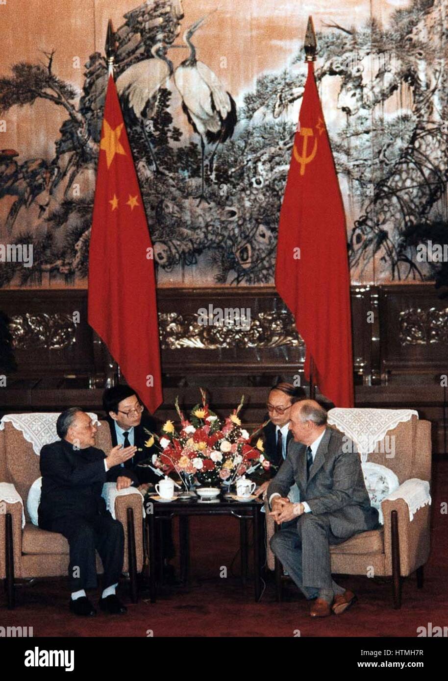 Generalsekretär der kommunistischen Partei der Sowjetunion, Mikhail Gorbachev treffen chinesischen obersten Führer, Deng Hsiao Ping, während eines Besuchs in China im Mai 1989 um die Normalisierung der Beziehungen zwischen China und Russland und Länder bedeuten. Stockfoto