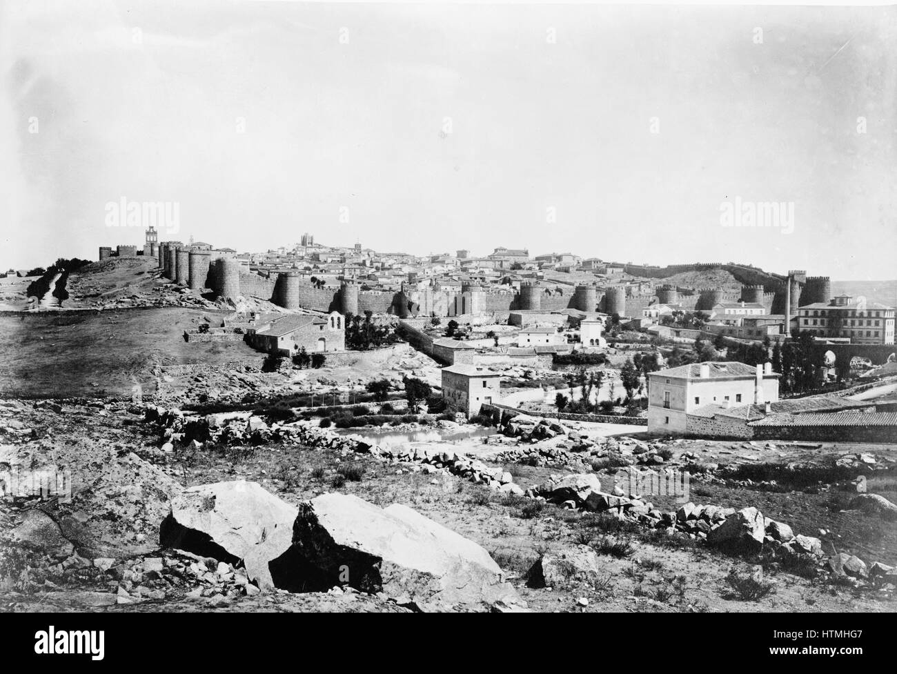 Blick auf Avila zeigt Mauer rund um den alten Teil der Stadt. Fotodruck: Eiweiss. [zwischen 1860 und 1880] Stockfoto