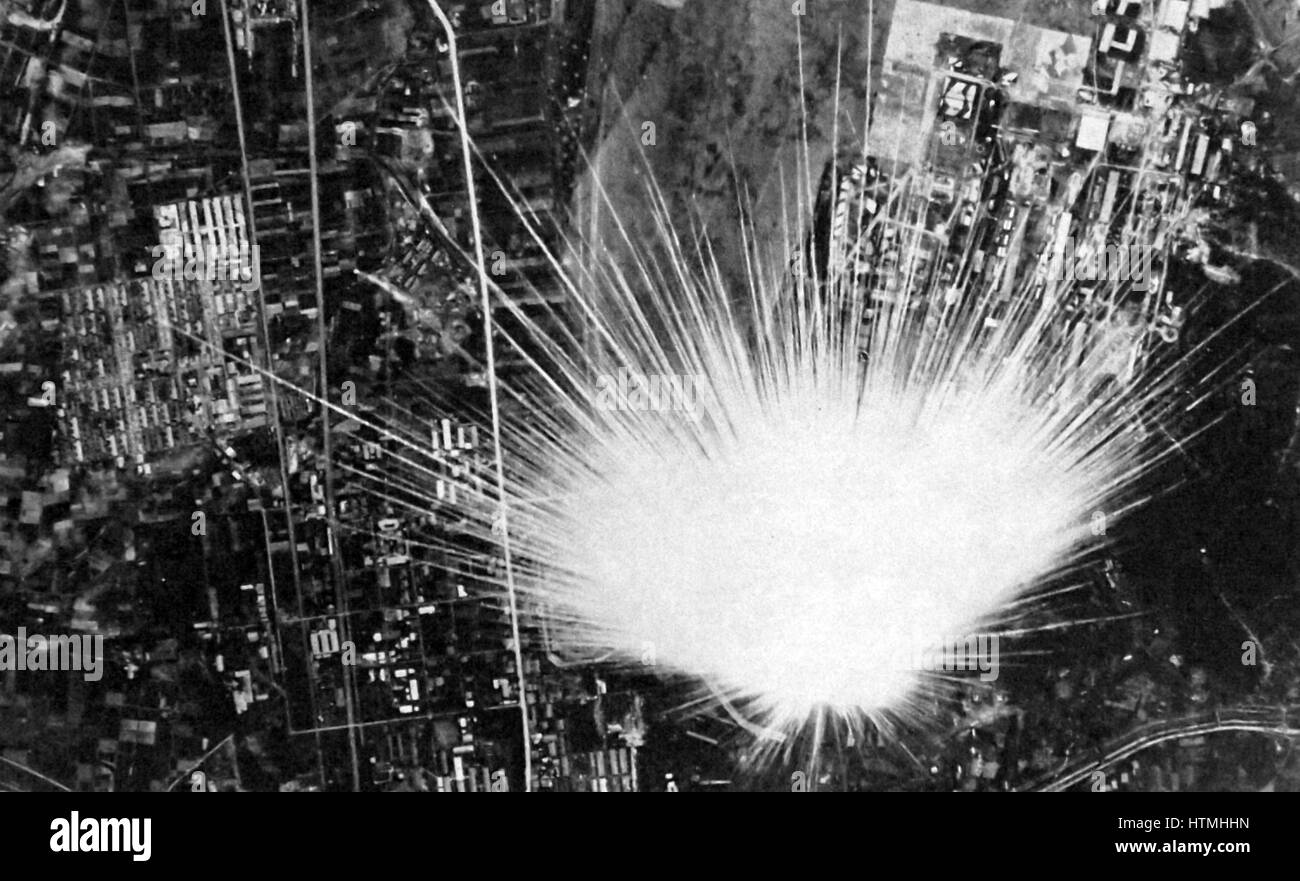 Weltkrieg - US Luft Bombardierung Japans wird gestört, wie eine japanische Bombe unter ein US-Flugzeug explodiert. Juli 1945 Stockfoto