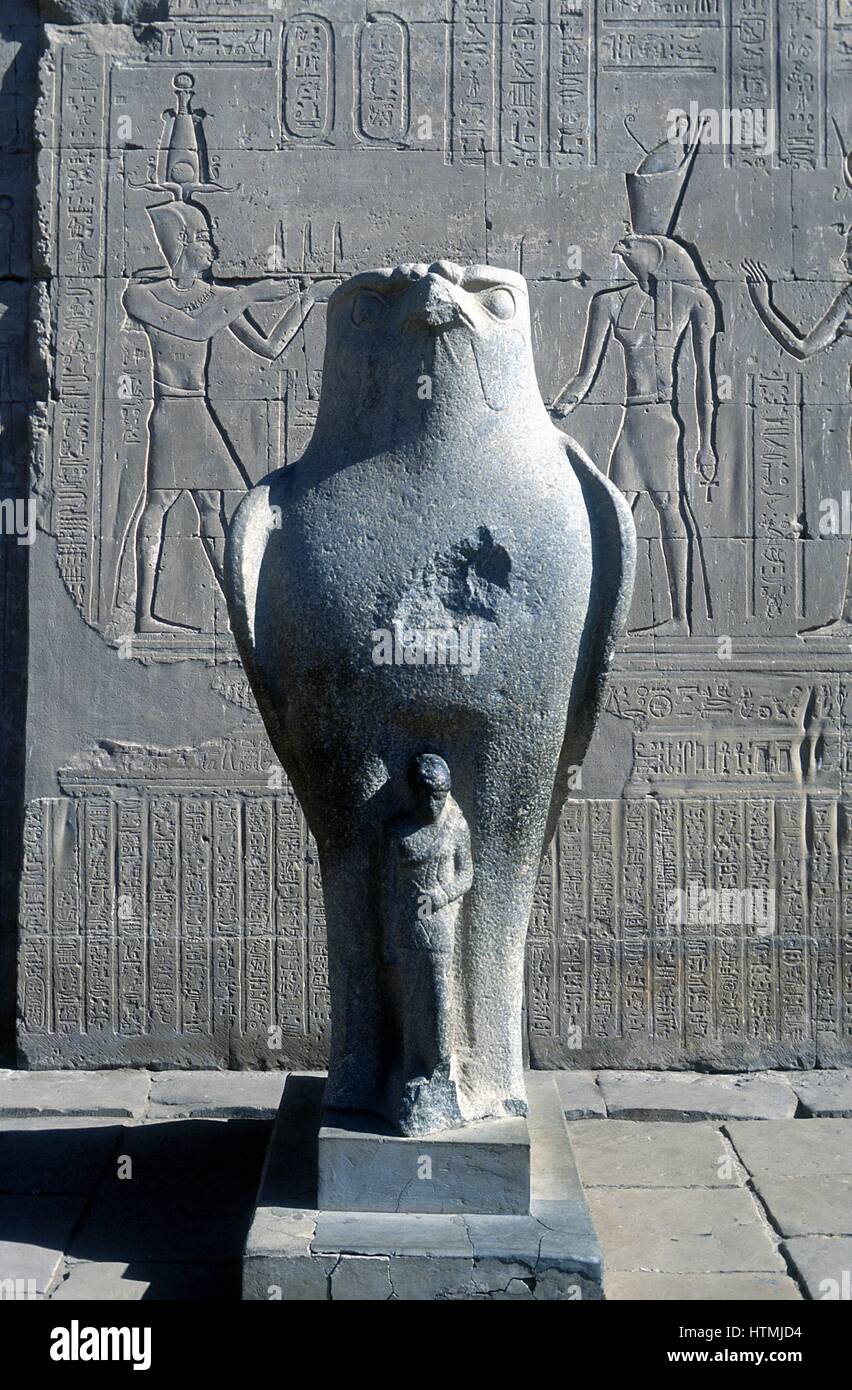 Gigantische Statue des antiken ägyptischen Falken-unter der Leitung Gottes Horus, Edfu Stockfoto