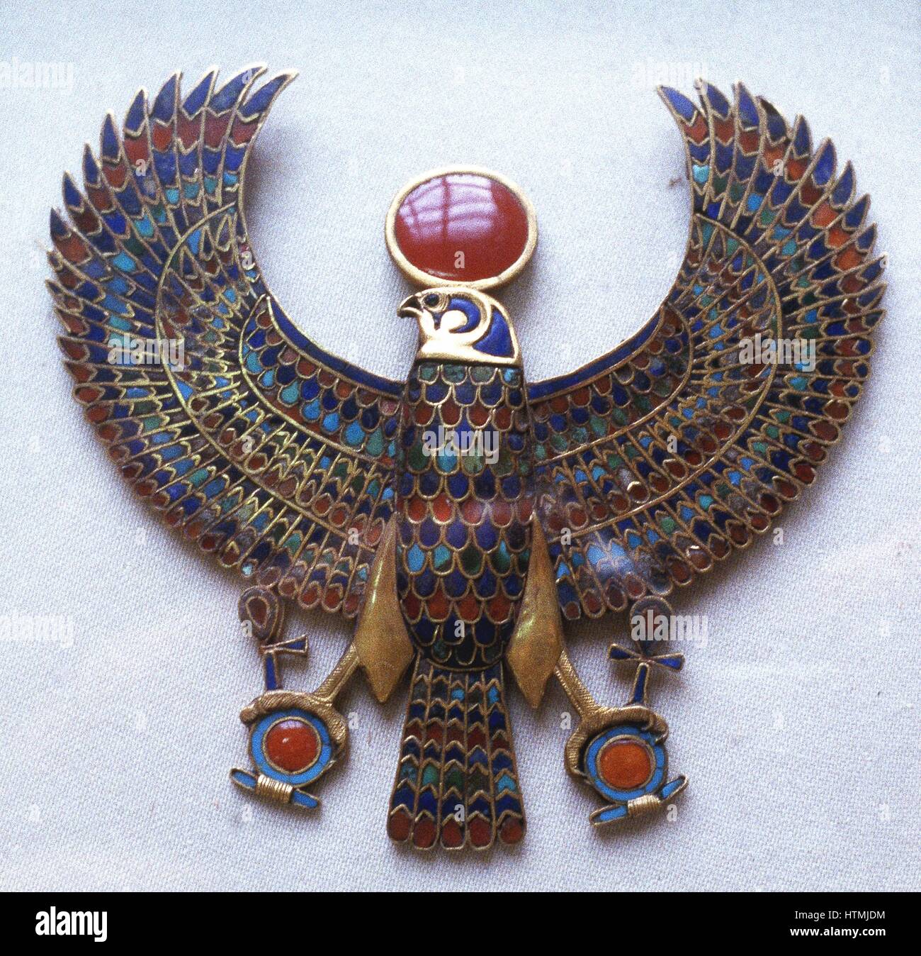 Brust Juwel aus dem Schatz des Tutanchamun zeigt Falke unter der Leitung Gottes mit Sonnenscheibe (Aton) Stockfoto