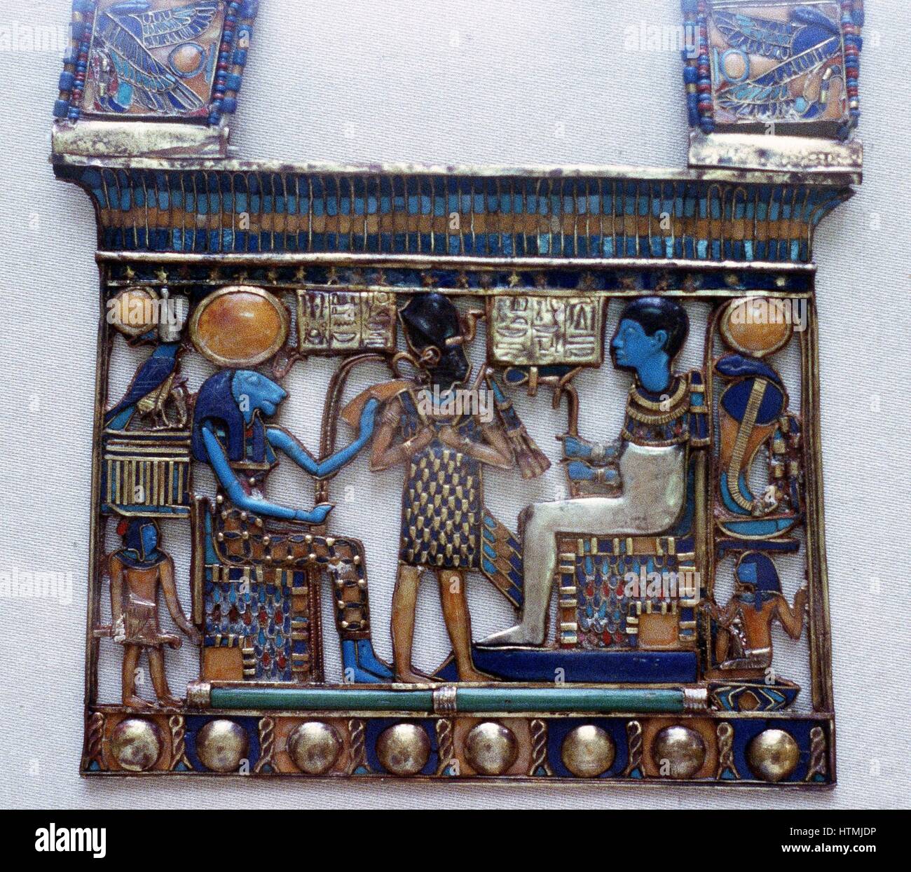 Brust Juwel vom Grab des Tutanchamun mit Ptah, Schöpfer des Universums und Schutzpatron der Handwerker und seine Gefährtin, Sekhmet, löwenköpfige Göttin der Krieg beiderseits des Tutenkhamun im Ornat des Pharao. Stockfoto