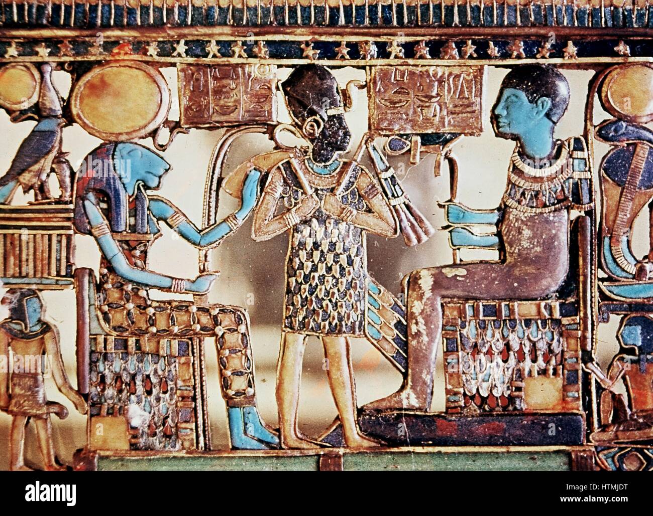 Ptah (Phthah), Recht, Schöpfer des Universums und Schutzpatron der Handwerker und seine Gemahlin Sekhmet (Sekhet), links, löwenköpfige Göttin des Krieges, Sonnenscheibe und Uraeus, Pharoah mit Insignien dazwischen tragen. Weitere Götter beiderseits. Alten Ägypten. Brust Schmuckstücke Stockfoto