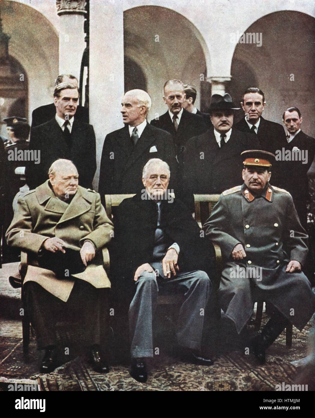 Jalta Konferenz der Staats-und Regierungschefs, 4. bis 11. Februar 1945. Sitzend von links nach rechts: FD Roosevelt, Churchill und Stalin mit ihren jeweiligen Außenministern dahinter, Eden, Stettinius und Molotov Stockfoto