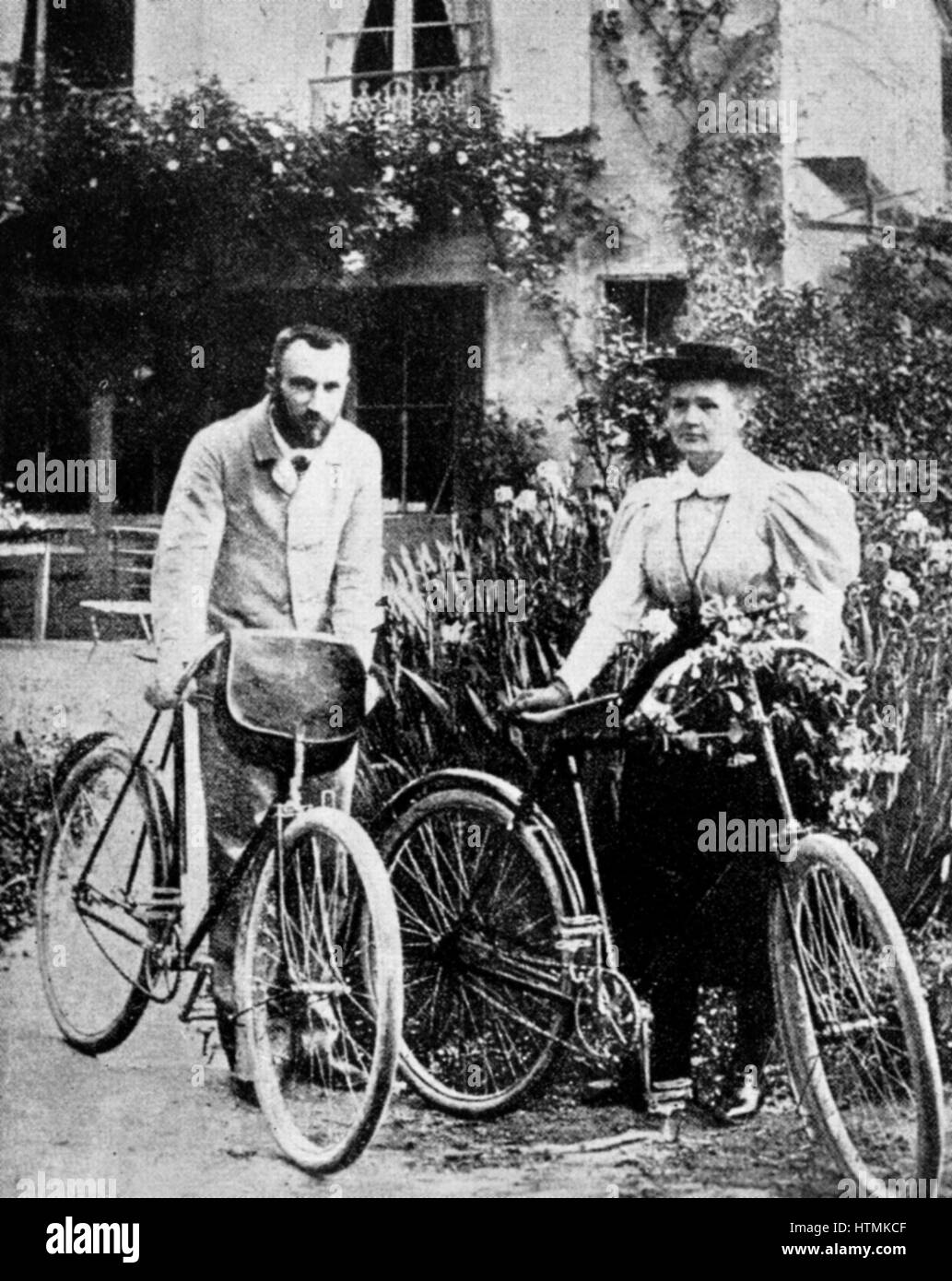 Marie (1867-1934) und Pierre (1859-1906) Curie abgebildet in ihrer frühen Ehe, wenn sie Radfahren in der französischen Landschaft genossen. Stockfoto