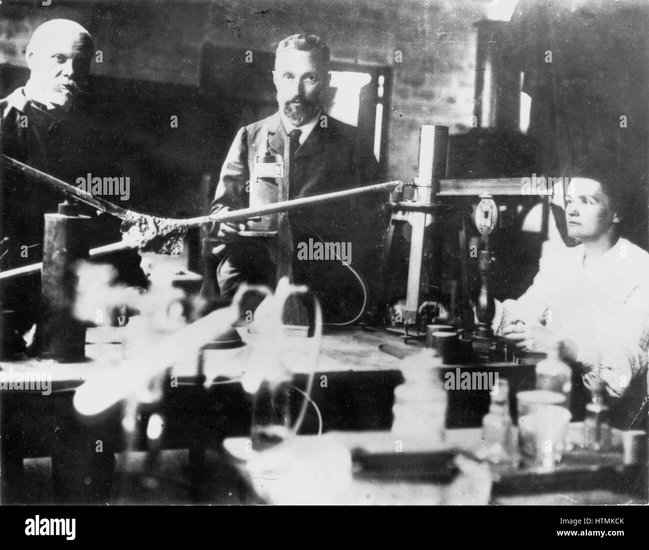 Marie Curie (1867-1935) Polen geborenen französischen Physiker, die mit ihrem Ehemann Pierre (1859-1906), Zentrum, Forschung über Radioaktivität durchgeführt und mit ihm und Henri Becquerel 1903 den Nobelpreis für Physik geteilt Stockfoto
