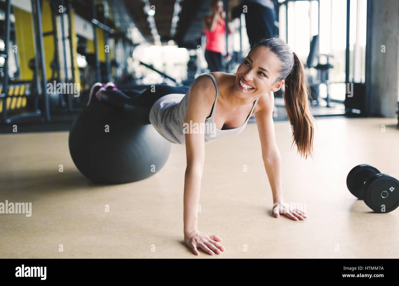 Sportliche Frau beim Aerobic-Training im Fitness-Studio Stockfoto