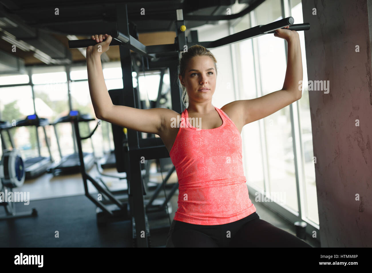 Sportliche Frau, die Fitness-Training und Workout im Fitness-Studio Stockfoto