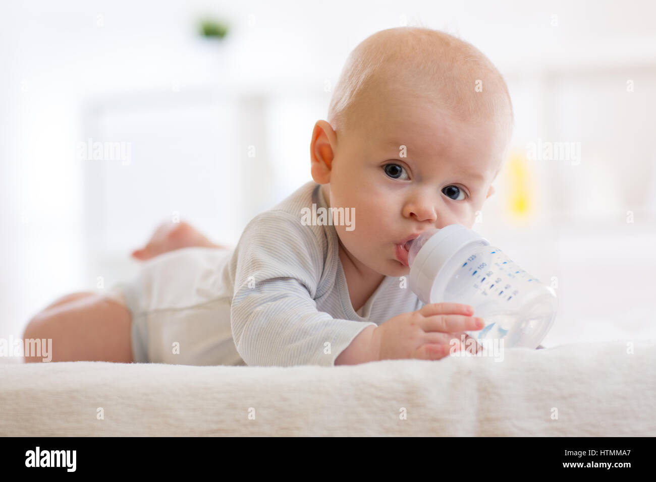 Babytrinkwasser aus der Flasche Stockfoto