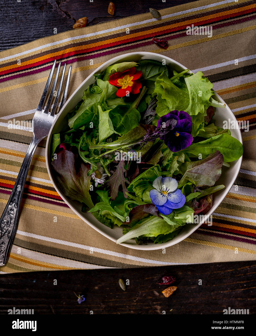 Colorfull Salat mit essbaren Blüten Stockfoto