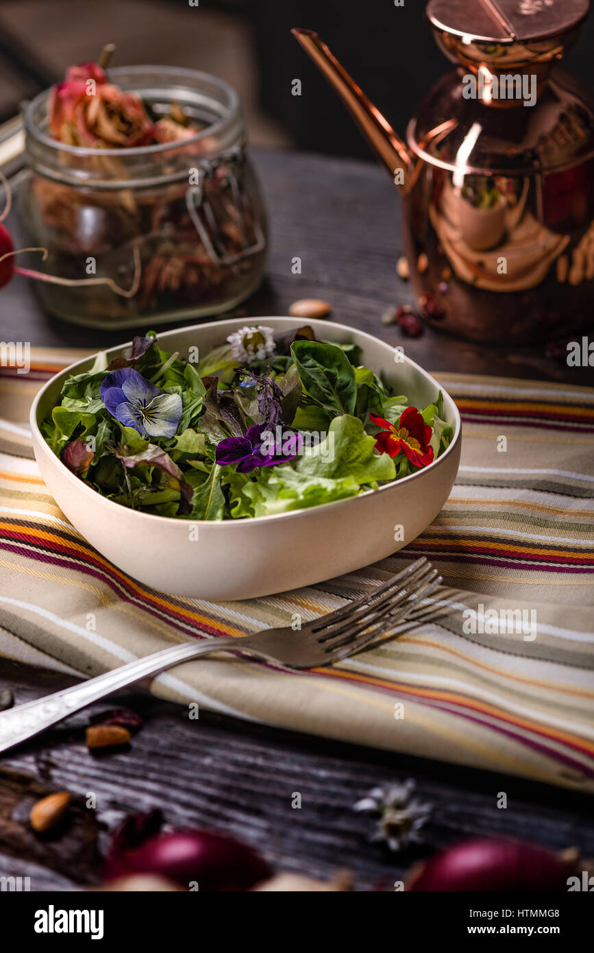 Colorfull Salat mit essbaren Blüten Stockfoto