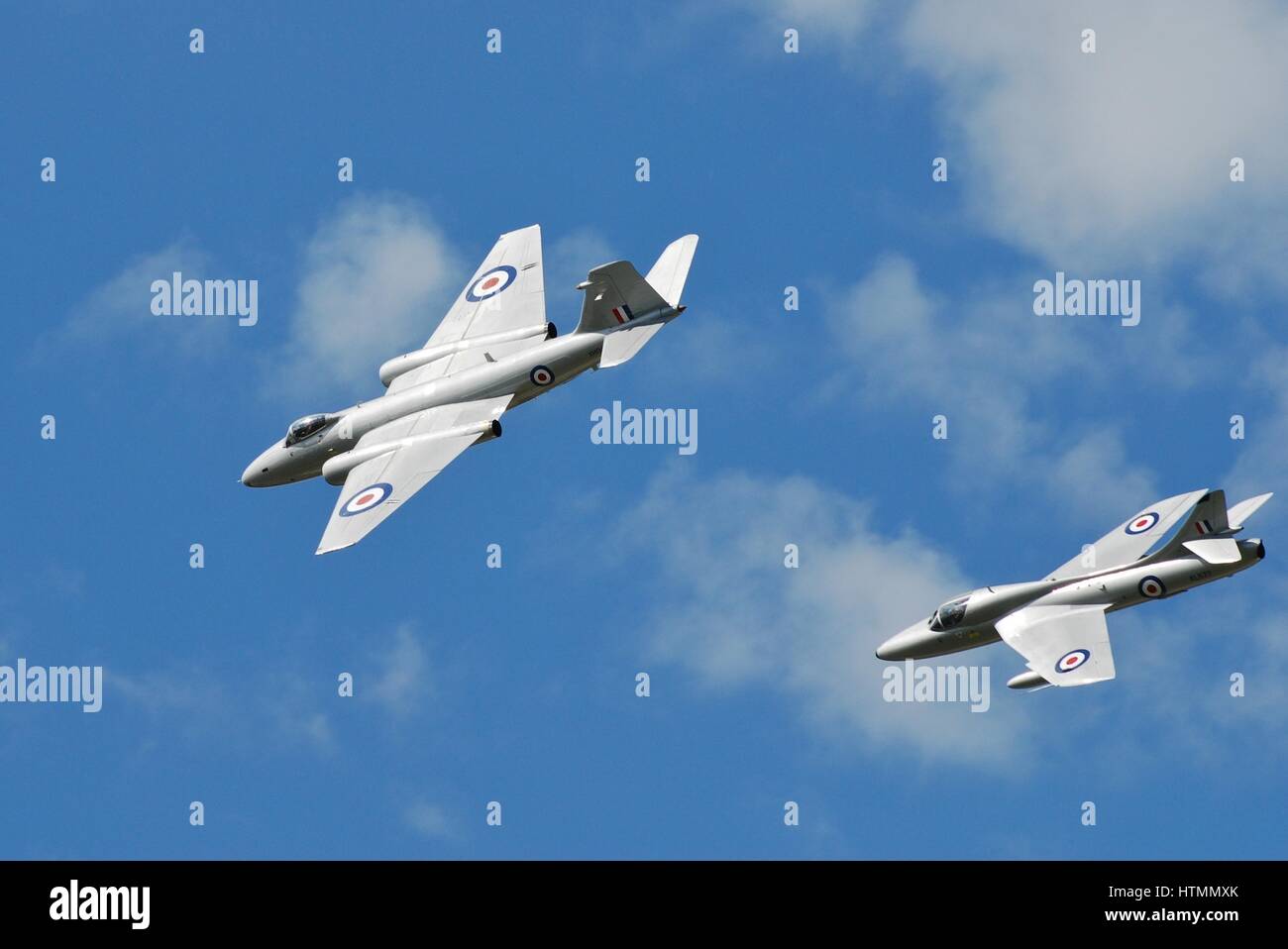 English Electric Canberra Jet Bomber XH134 führt Hawker Hunter Düsenjäger XL577 in einer Anzeige auf dem Dunsfold Airshow in Surrey, England. Stockfoto